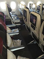 In der Economy angeordnet sind jeweils 3 Sitze aussen und 3 Sitze in der Mitte (©Foto: Martin Schmitz)